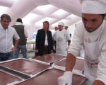 Trabajadores de distintas chocolaterías de la ciudad de Bariloche comenzaron a producir un huevo de pascuas que tendrá 9,9 metros de alto y pesará más de 8 toneladas.